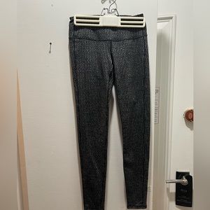 XS ATHLETA patterned leggings…NWOT. BLACK AND GRAY..SO COMFY🖤